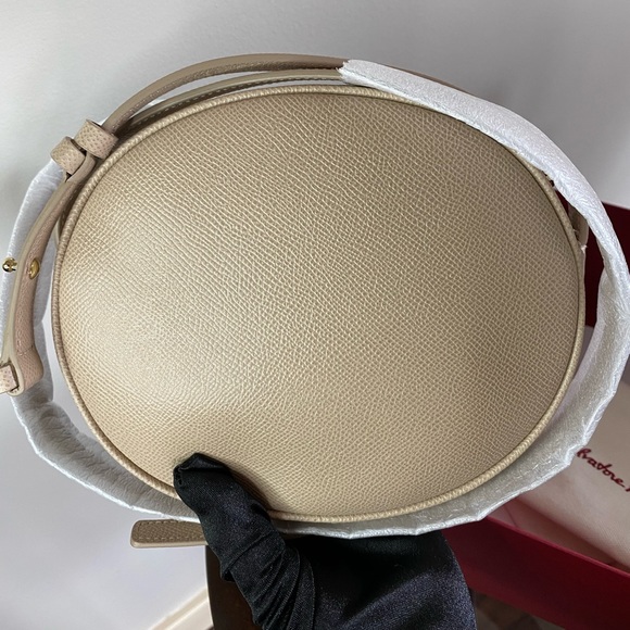 SOLD!! SMALL CROSSBODY SALVATORE FERRAGAMO. 💲7️⃣8️⃣0️⃣ ➡️ SOLD!! - Picture 3 of 7